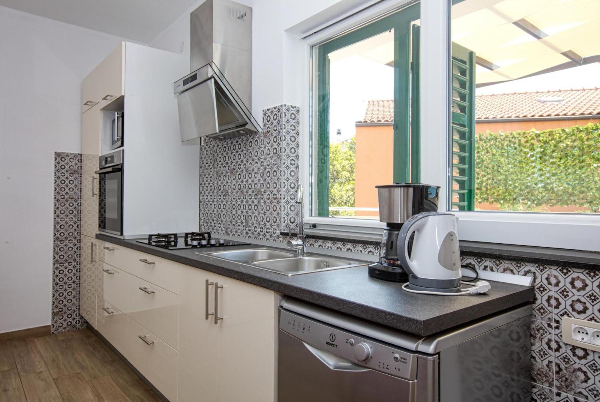 Family Friendly Seaside Apartments Brodarica, Sibenik - 4833 Номер фото